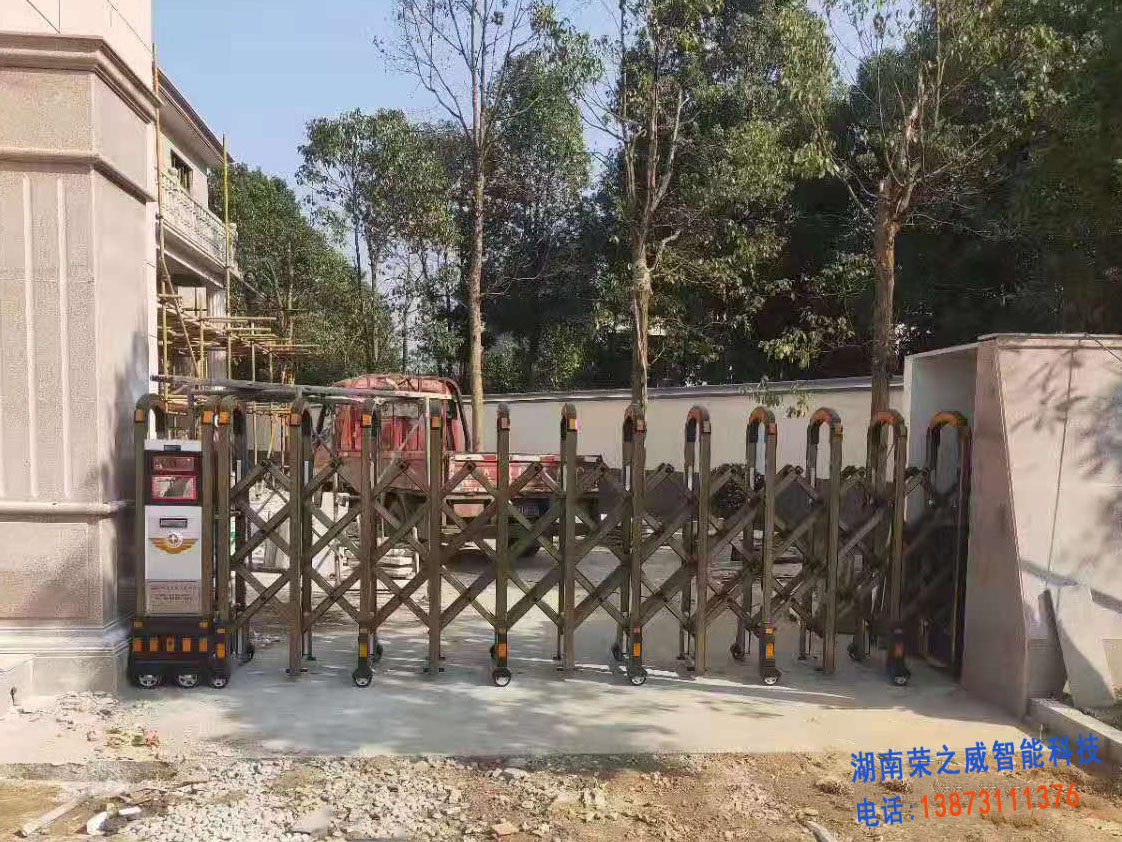 長(zhǎng)沙縣青山鋪?zhàn)越▌e墅鋁合金電動(dòng)伸縮門順利完工